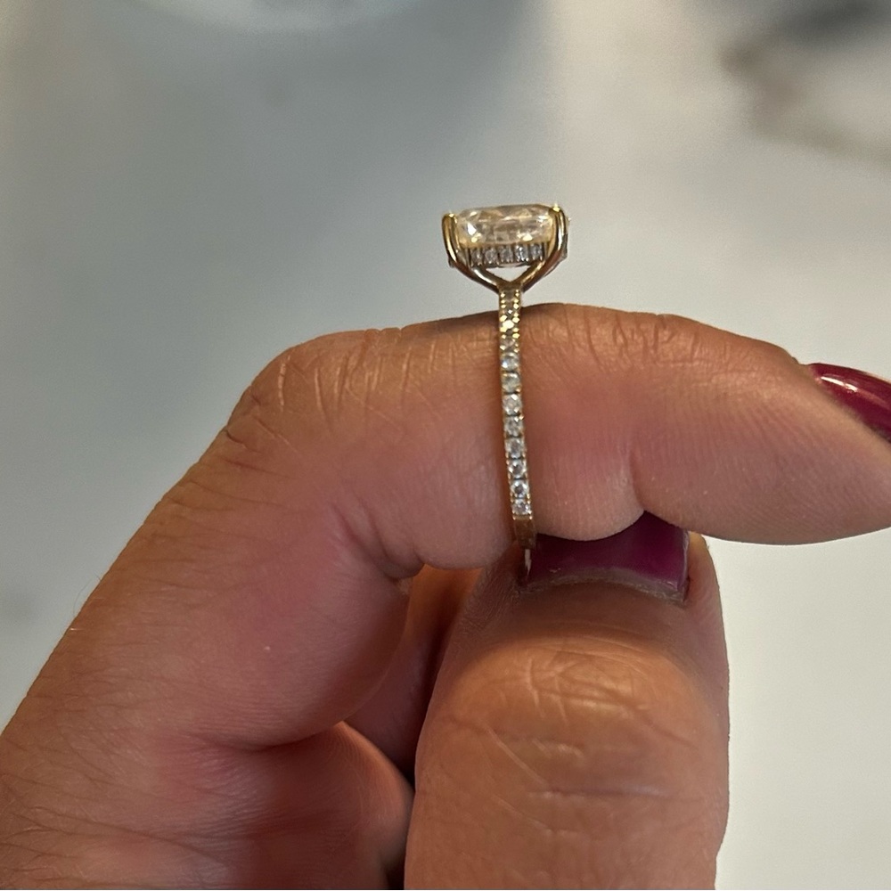 Beautiful Moissanite Engagement ring - Picture 4 of 8